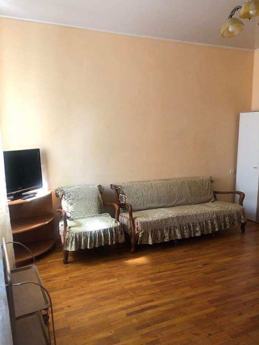 Продам однокомнатную 35м центр исторический  старый дом.