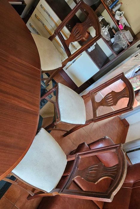 Mesa redonda, abre para oval com quatro cadeiras