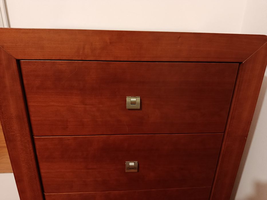 Lindo camiseiro, madeira de cerejeira.