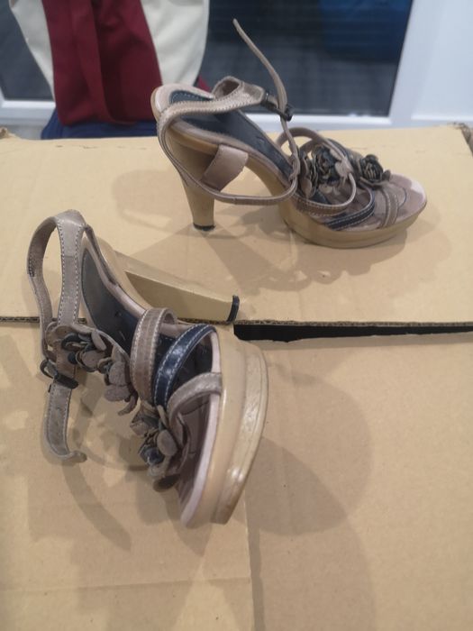 Sandálias de salto alto, em tons beje e azul, 35