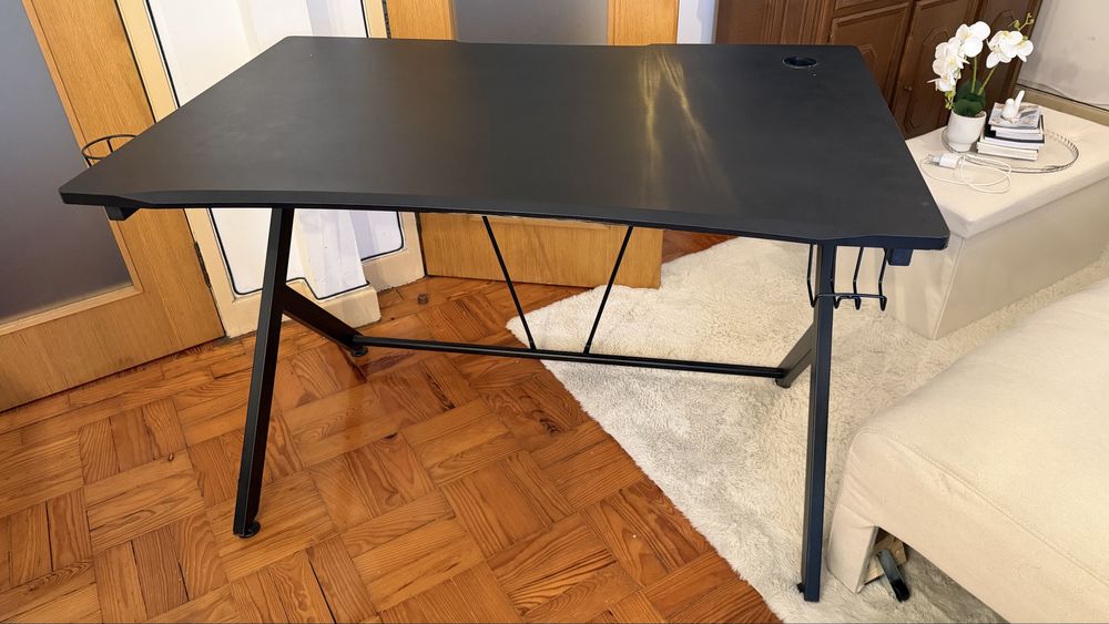 Mesa gamer usada de boa qualidade.