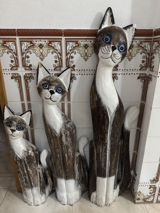 3 gatos em madeira