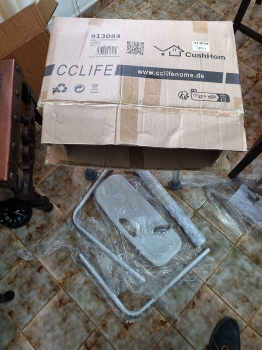Cadeira de banho, com costas, nova. Ainda na caixa.