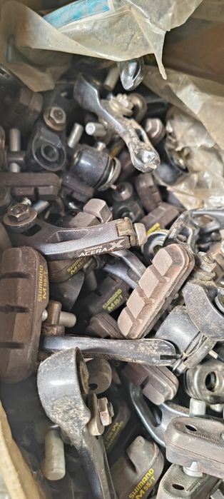 Vários pares de travões cantilever Shimano Acera X
