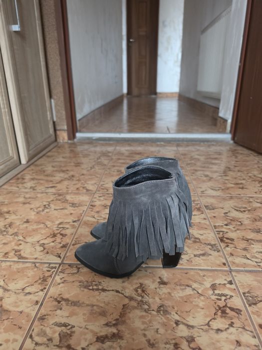 Buty zamszowe kowbojki