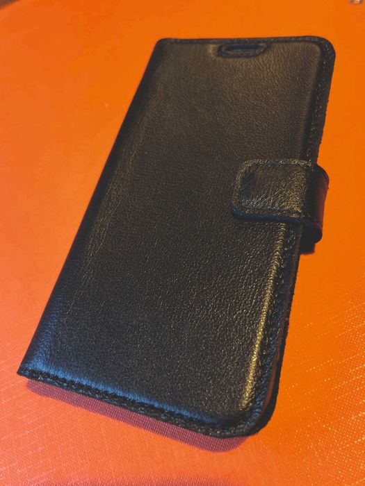 Surazo Etui na telefon ze skóry naturalnej Prestige RFID Costa Czarny Apple iPhone 13/14