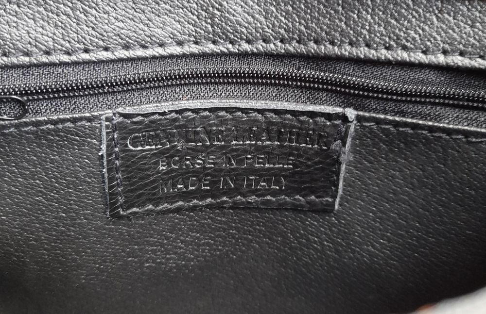 Mala castanha, em camurça genuína. Feita em Itália.