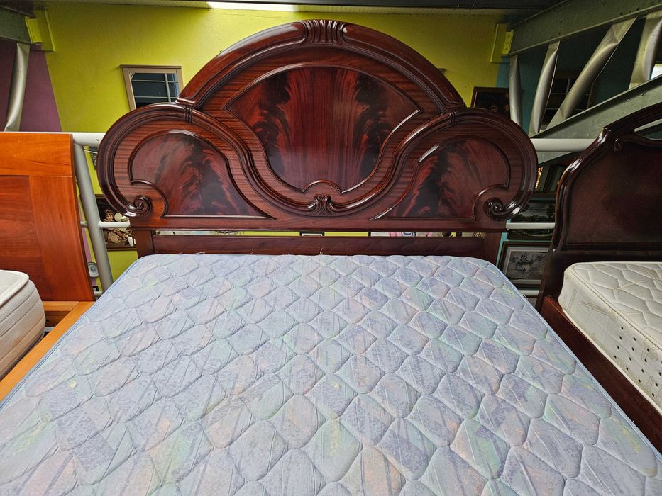 Excelente cama com estrado e colchão - óptimo esta