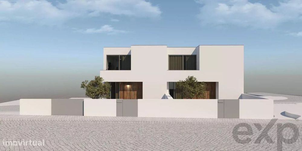 Versatilidade e Conforto em Santa Marta – T3 com 295m² e Potencial de