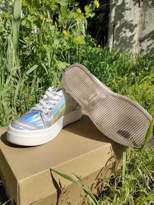 Жіночі голографічні мокасини бренду Cropp