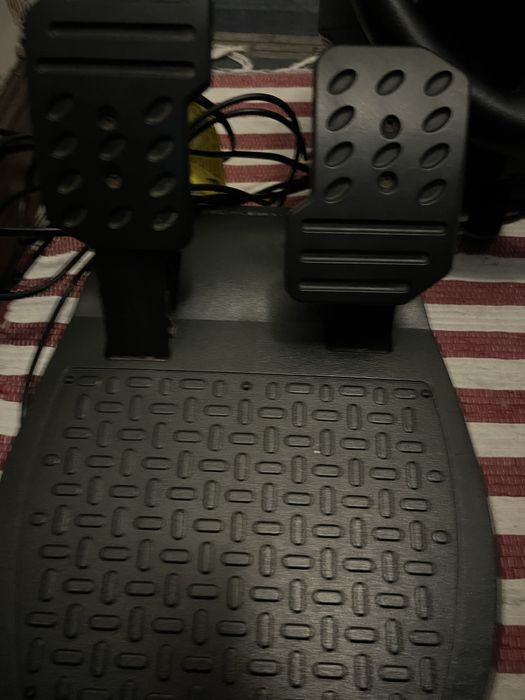 Volante Thrustmaster T150 com pedais, compatível com PS4, PS5 e PC.