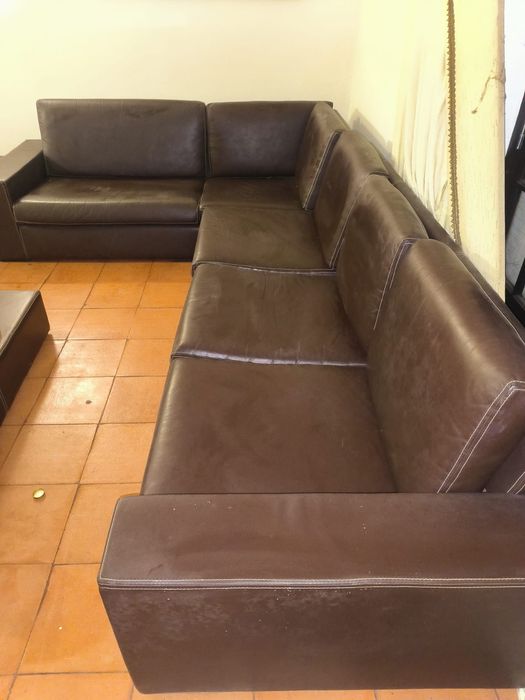 Sofá de canto em pele com 2 mesas