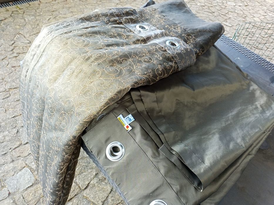 Conjunto de três cortinas organza bordadas