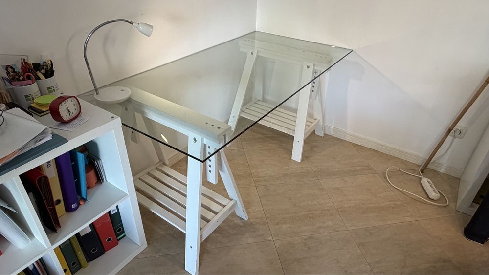 Mesa de escritorio com tampo de vidro