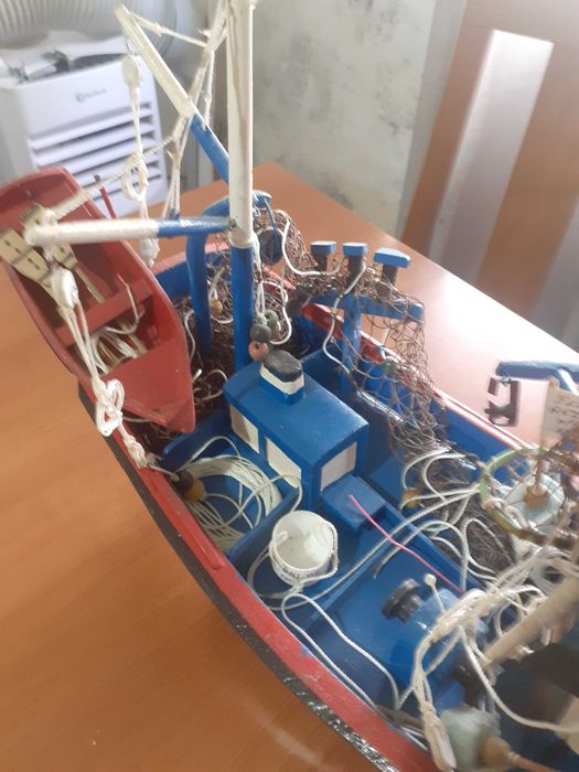 Barco peça única para colecionadores . em madeira trabalhada.