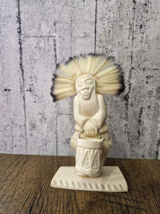 Фігурка Чукча з відром, матеріал кістка