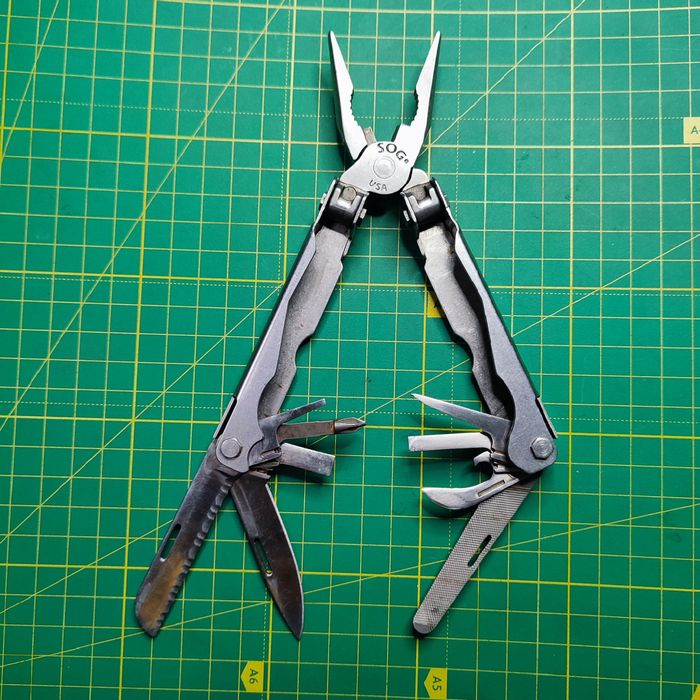 SOG Paratool multitool