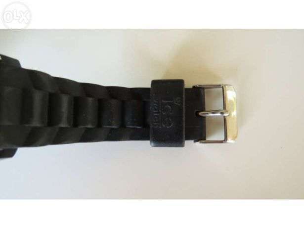 Relógio preto da marca "ICE"