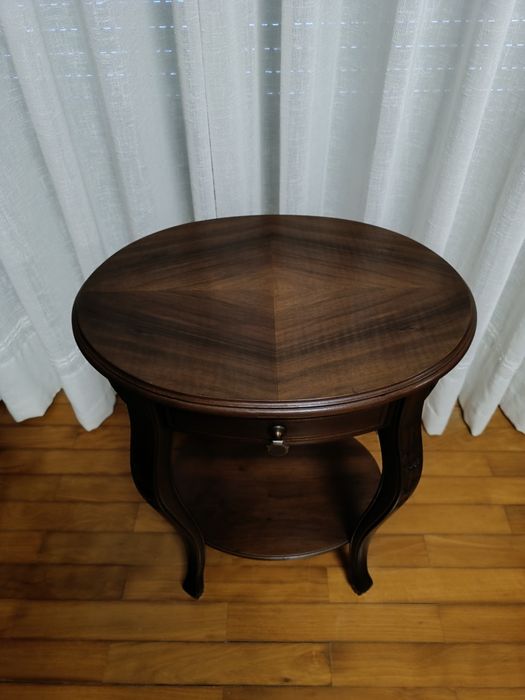 Mesa antiga de apoio restaurada estilo Luís XV em madeira de nogueira com gaveta