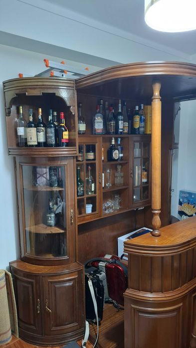 Bar madeira maciça (aos burlões, não percam tempo)