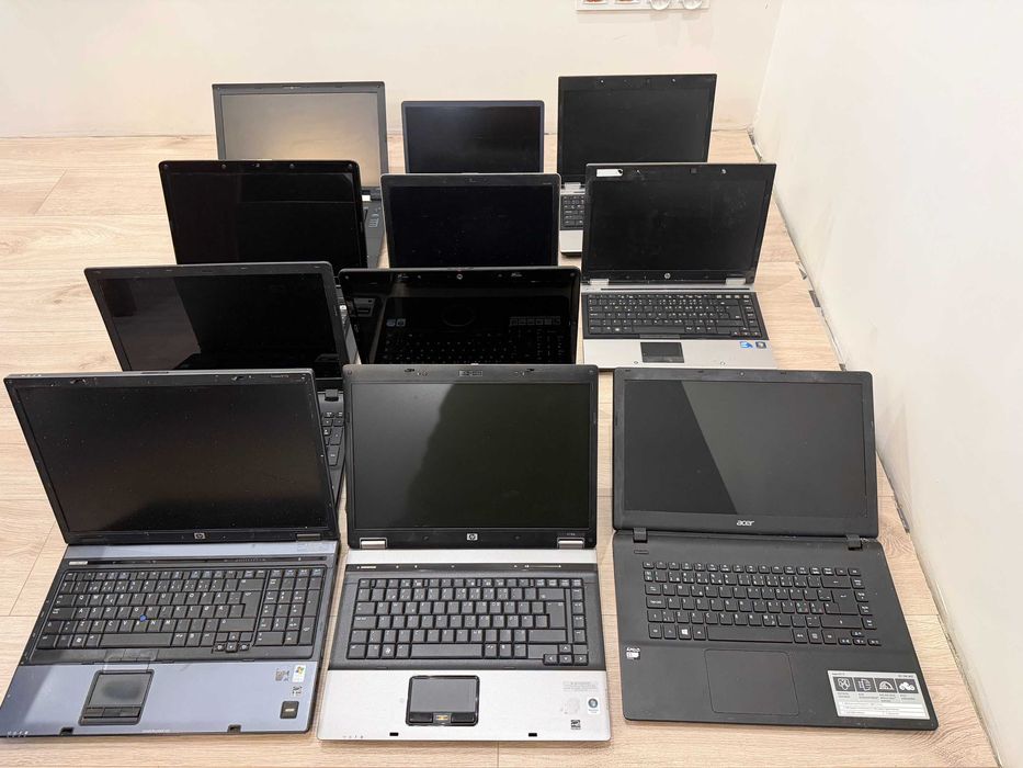 Stare laptopy 11 szt do naprawy (nie działające)