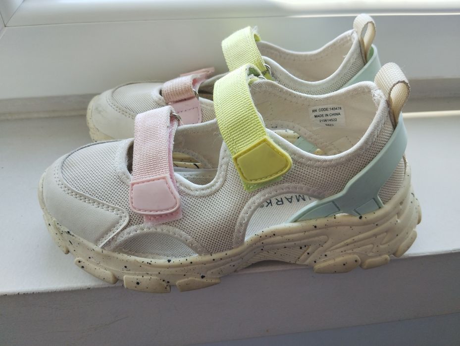 Ténis de menina com velcros