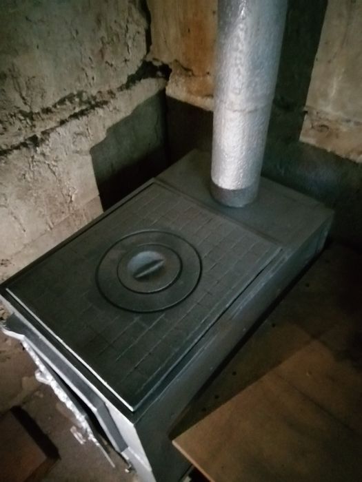 Печ буржуйка внутри обложена шамотным кирпичем
