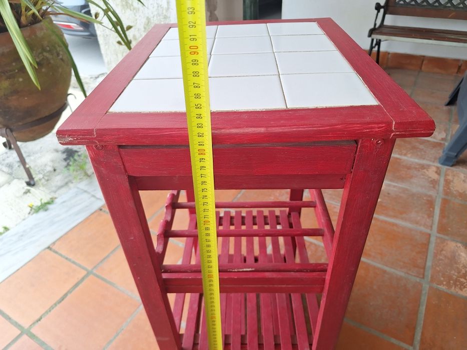 Mesa decorativa com bastante arrumação