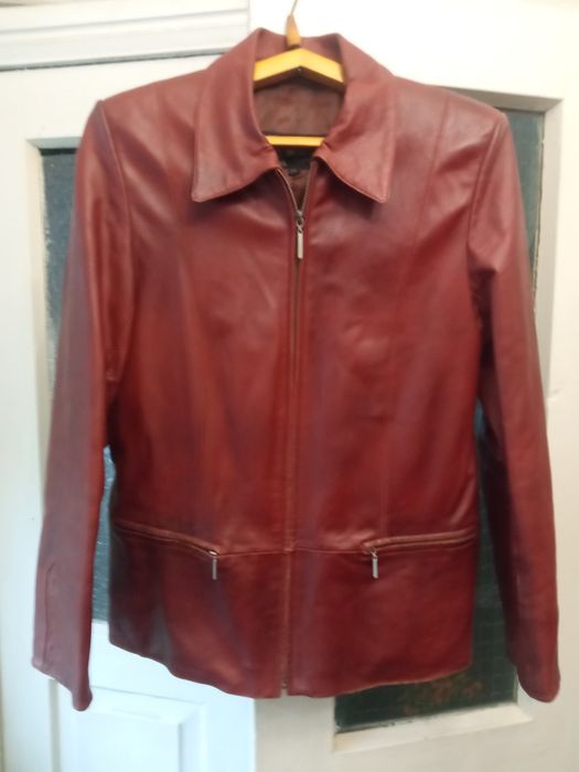 Коричневий жіночий жакет.
