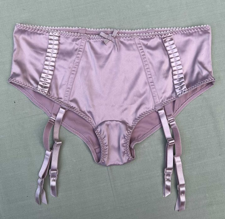 Figi-pas do pończoch, pudrowy róz, atlas, limitowana kolekcja H&M.