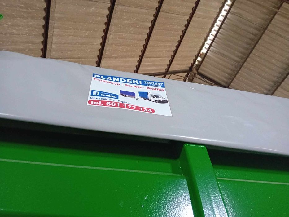 Plandeki, plandeka na przyczepę rolniczą.