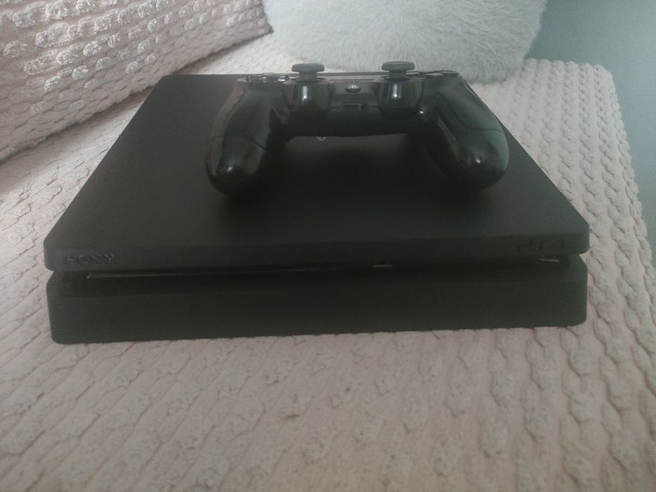 Sprzedam PS4 +Pad ori