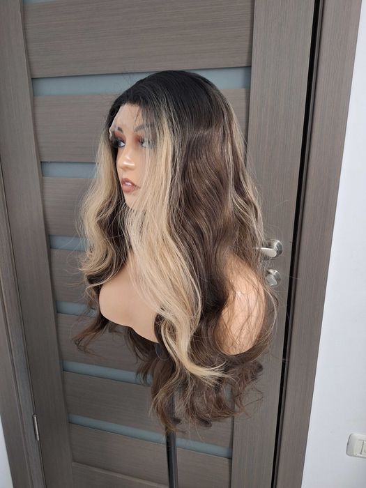 Długa czekoladowa peruka z ombre i blond pasemkami na siateczce