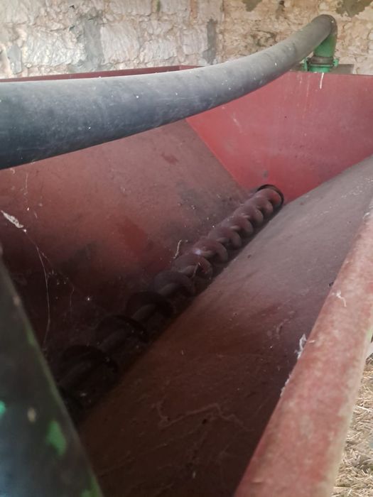 Vendo reboque sem-fim de uvas