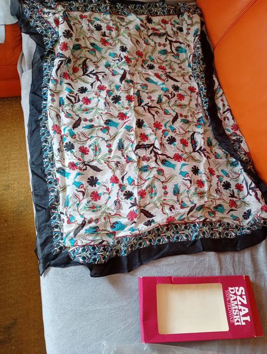 Nowy jedwabny szal 100% jedwabiu duży 100cm x 100cm
