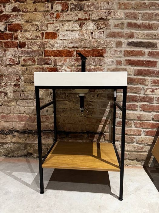 Умивальник з краном