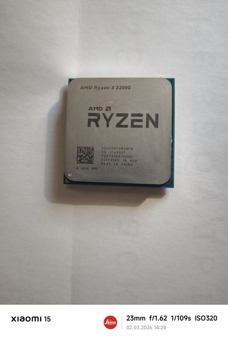 AMD Ryzen 3 2200G  +кулер.