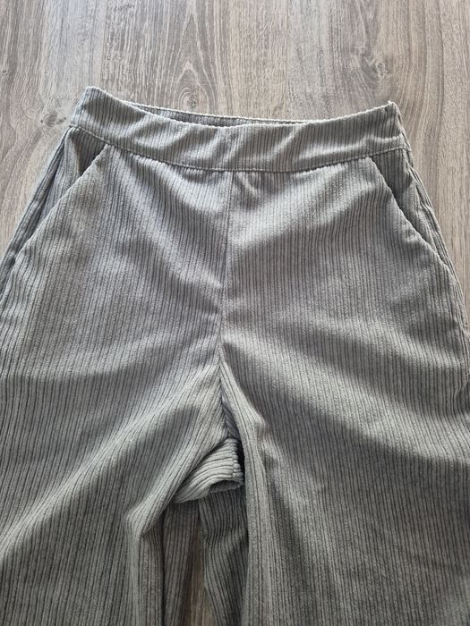 Calças Cinza Shein

Tecido macio com textura canelada
Bolsos laterais