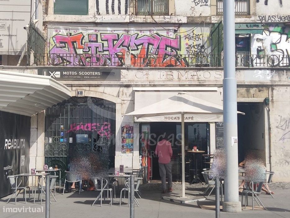 Duas lojas com armazém, no Campo das Cebolas, Alfama