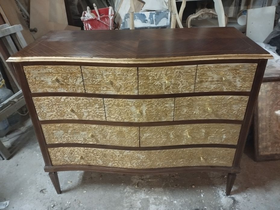 Cómoda decorada a folha de ouro