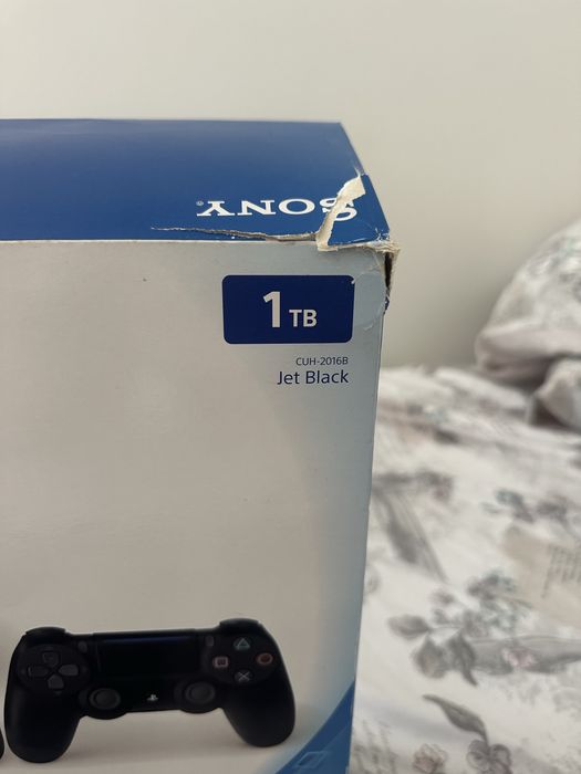 PS4 Slim 1TB + 2 Comandos + 14 Jogos + Caixa Original