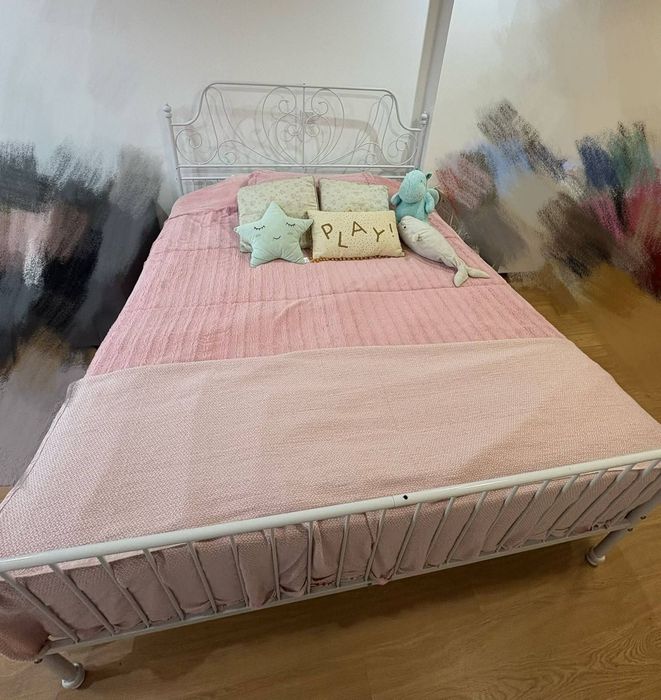 Cama ferro 200x160 está desmontada.