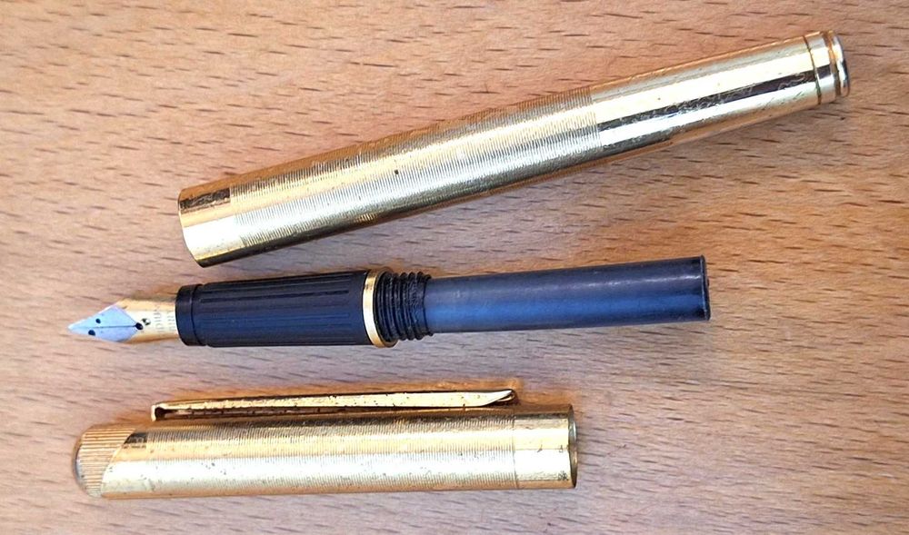 Caneta de tinta permanente em metal dourado