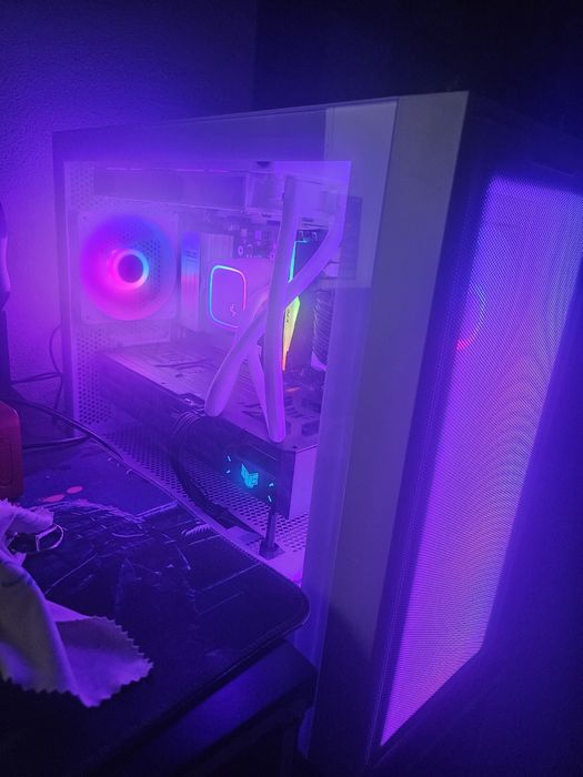 Vendo pc gaming ryzen 7 9800x3d grafica rtx5070 ti asus  garantia2anos