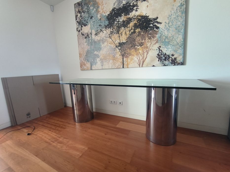 Mesa de vidro com pés redondos em aço