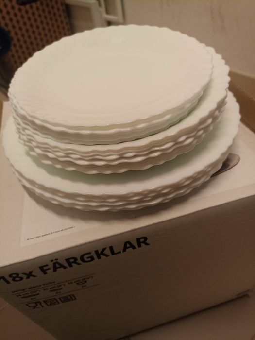 Talerze białe i szare