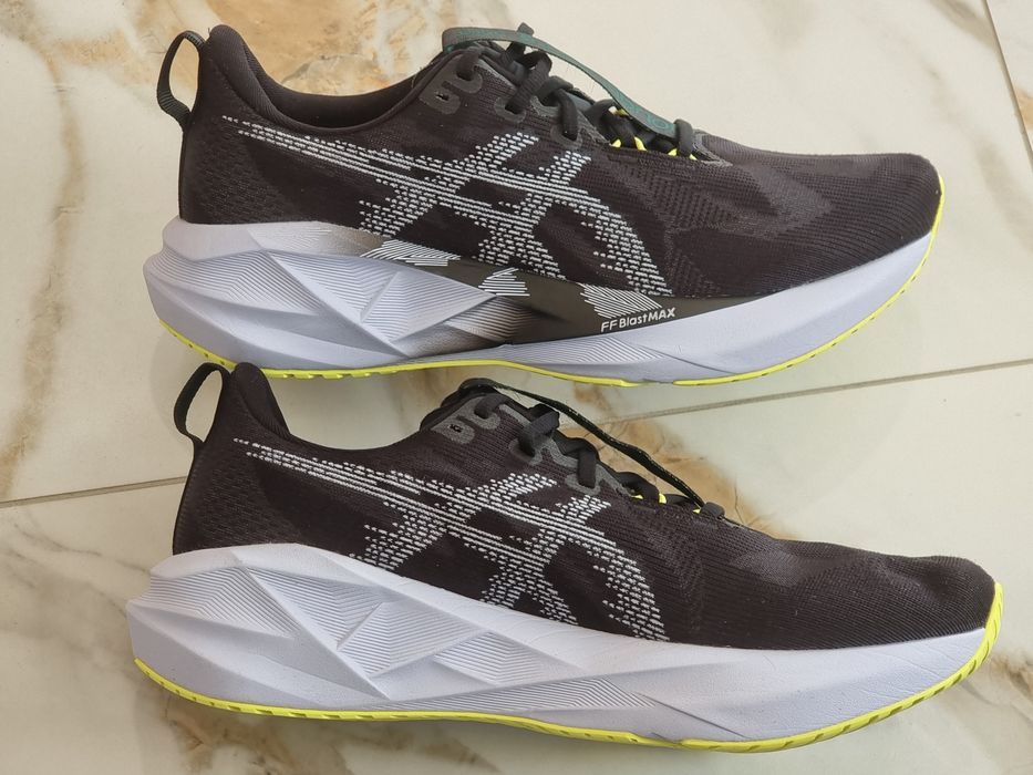 Оригінал 100% чоловічі кросівки asics novablast 5  eur 45