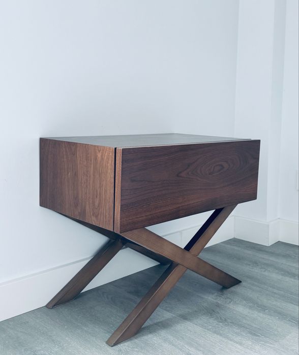 Mesas de cabeceira em nogueira