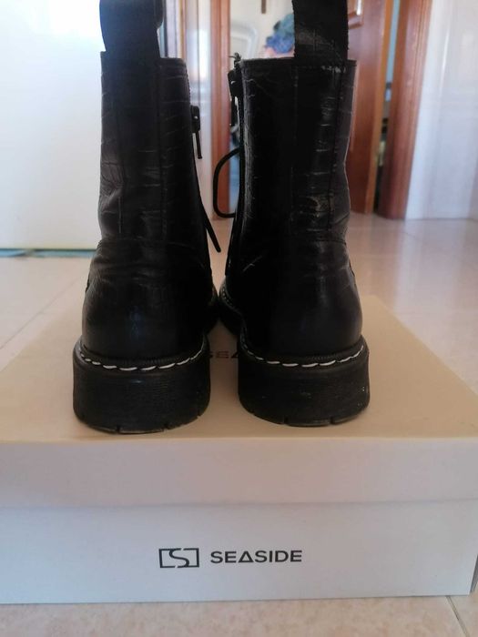 Botas pretas estilo militar de senhora