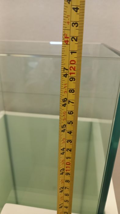 Floreira moderna em madeira lacada e cubo de vidro